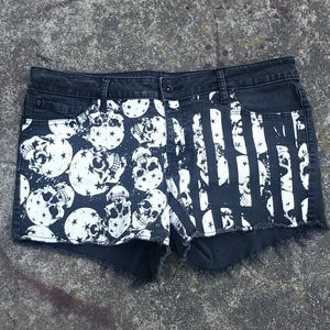 Blackheart black and white skulls & stripes black frayed jean shorts size 15